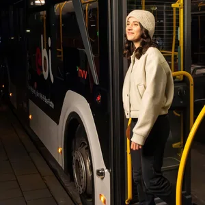 „Wunschausstieg“ heißt das neue Angebot des Hamburger Verkehrsverbundes (HVV): Ab 21 Uhr können Fahrgäste zwischen zwei regulären Haltestellen aussteigen.
