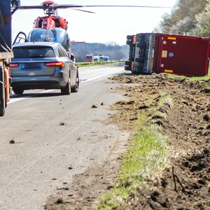 Schweinelaster verunglück auf A7 bei Jagel – Autobahn in Richtung Süden gesperrt