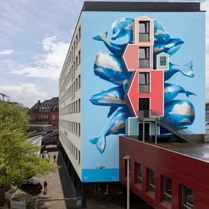 Ein Mural mit Walen an einer Hauswand