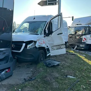 ein kaputter Lkw und ein kaputter Sprinter