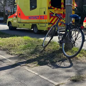 Radfahrer in Hamburg von abbiegenden Auto erfasst – Unfallopfer kam mit Rettungswagen in die Klinik