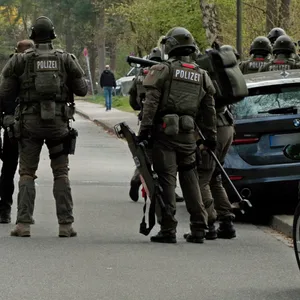 Das SEK ist mit mehreren Einsatzkäften vor ort.
