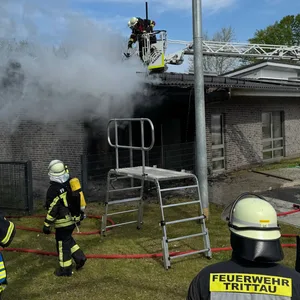 Fassade einer Kita in Trittau in Flammen – Großeinsatz der Feuerwehr