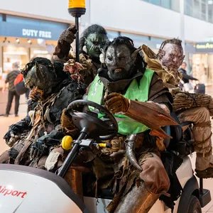 Eine Gruppe Orks fahren durch einen Terminal am Hamburger Flughafen