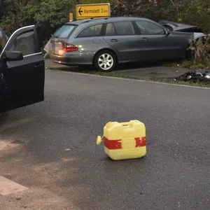 Beschädigtes Auto auf der Straße