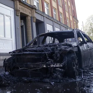 Der Mercedes brannte komplett aus, das Hotel wurde evakuiert.