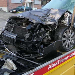 Einer der beiden Unfallwagen nach der Kollision in Kiel.