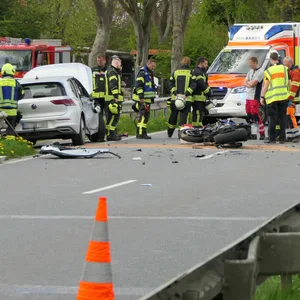 Ein erst 19 Jahre alter Motorradfahrer schwebt nach einem schweren Unfall in Lebensgefahr.