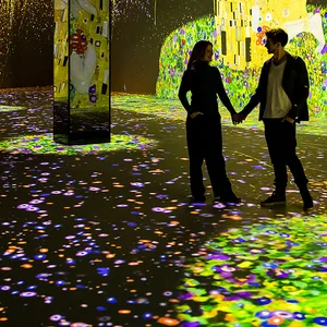 Zwei Besucher in den Räumen der immersiven Ausstellung