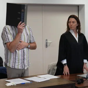 Dietmar K. (63, mit Akte vor dem Gesicht) vor Prozessbeginn am Hamburger Landgericht, daneben seine Verteidigerin.
