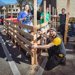 Bauen ein Parklet: Lena Rogge (36, Klimaeltern Hamburg Ost, v.l.), Sandra Buckow (54, BUND), Leander Wiese (28) und Benjamin Bunzel (42, Welcome Werkstatt eV)