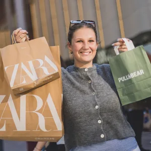 Tessa Mallon mit Einkaufstüten vor dem Westfield