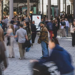 Menschen vor dem Eingang des Westfields.