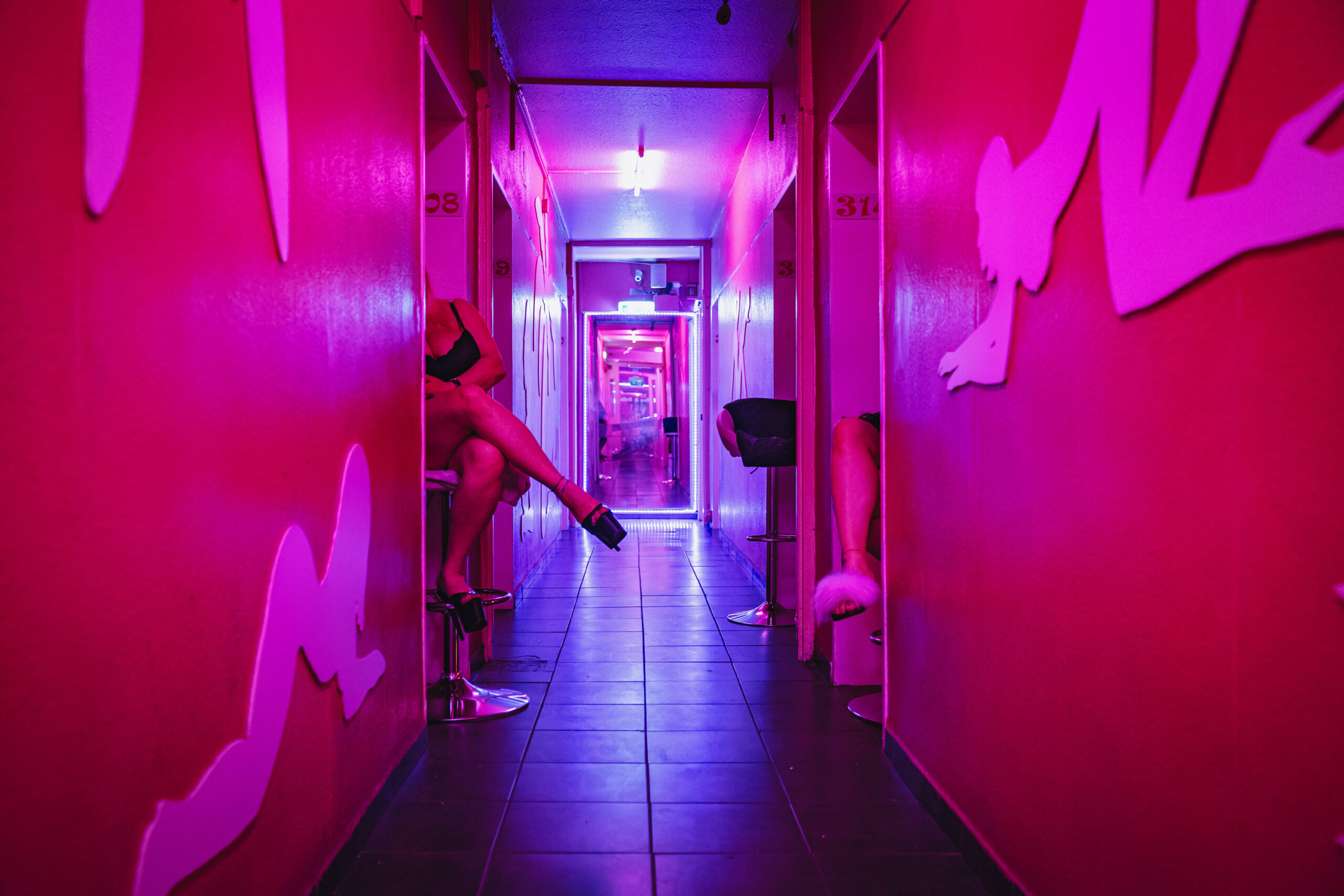 Prostituierte warten im Laufhaus „Pink Palace“ an der Reeperbahn auf Freier.