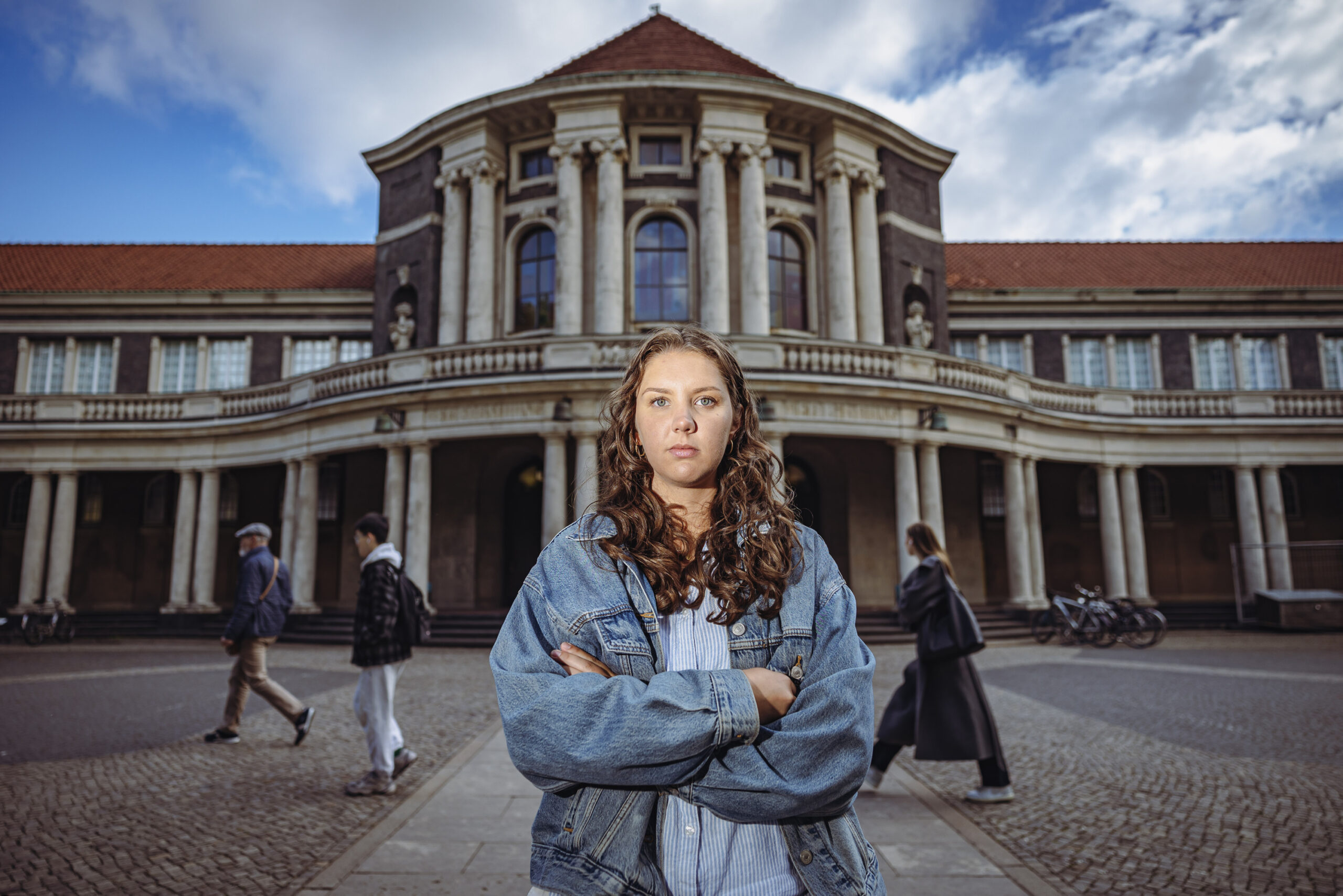 Sophie Hatje vor der Universität Hamburg