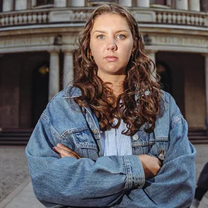 Sophie Hatje vor der Universität Hamburg