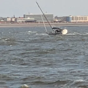 Das Seenotrettungsboot „Otto Diersch“ schleppt die vor Norderney havarierte Segeljacht ab.
