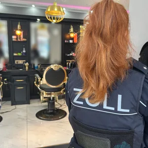 Hamburger Zoll bei Kontrolle eines Friseursalon