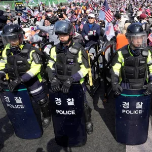 Anhänger des abgesetzten südkoreanischen Präsidenten Yoon veranstalten in Seoul eine Kundgebung gegen seine Amtsenthebung.
