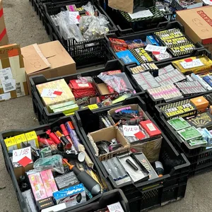 Zollfahnder bekommen einen Tipp und stellen hunderte Kilo illegale Pyros bei Hamburger sicher.