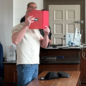Der Angeklagte Kevin H. (l.) mit seinem Verteidiger (2.v.l.) und der Richterin (r.).