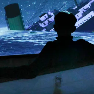 Ein Ausstellungsraum zeigt wie die Titanic im Meer untergeht.