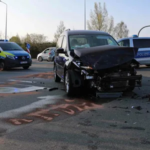 Bei einem Kreuzungscrash krachten zwei Wagen ineinander, einer schleuderte direkt in eine wartende Fußgängerin. Die Frau starb noch am Unfallort.