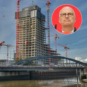 Könnte nun doch wieder zu Peter Tschentschers Problem werden: der Elbtower am Rand der HafenCity.