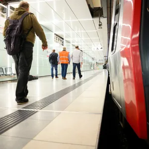 Fahrgäste an der Hamburger U-Bahn-Haltestelle Horner Rennbahn (Archivbild).