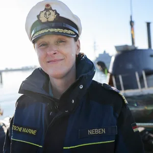Korvettenkapitänin Claudia Neben vor ihrem U-Boot U34 auf dem Marinestützpunkt Eckernförde.
