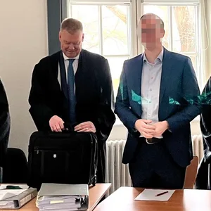 Der gefeuerte UKE-Professor und seine vier Anwälte.