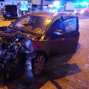 Bei einem Frontalcrash auf dem Ring 2 wurden am Mittwochabend zwei Menschen verletzt.