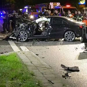 Audi-Fahrer rast am Grundelberg in Gegenverkehr – Mann in lebensgefahr, Schaulustige reagieren aggressiv
