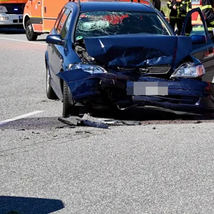 Frontal-Crash am Dradenauer Deichweg – drei Verletzte in Klinik