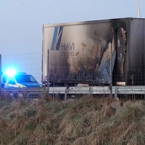 Der ausgebrannte LKW-Anhänger