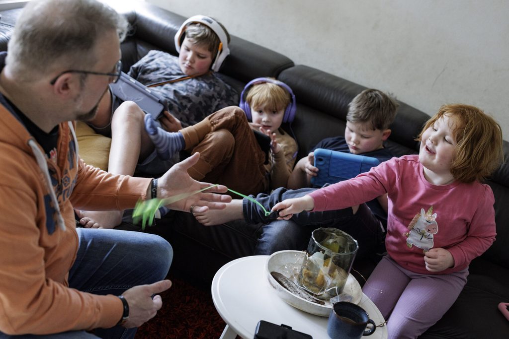 Vater Marc Hofstee unterhält sich mit seinen Kindern Josua, Caspar, Till und Aurelia.