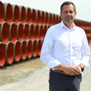 Olaf Lies (SPD), damals Umweltminister von Niedersachsen, bei einer Veranstaltung zum symbolischen Baustart der LNG-Anbindungsleitung.