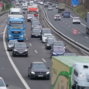 Blick auf die Autobahn A23 an der Auf- und Abfahrt Halstenbek-Krupunder.