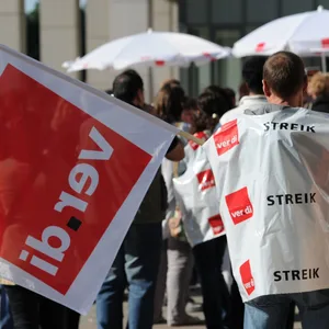 Helios Endo-Klinik: beschäftigte streiken für acht Prozent mehr Geld.