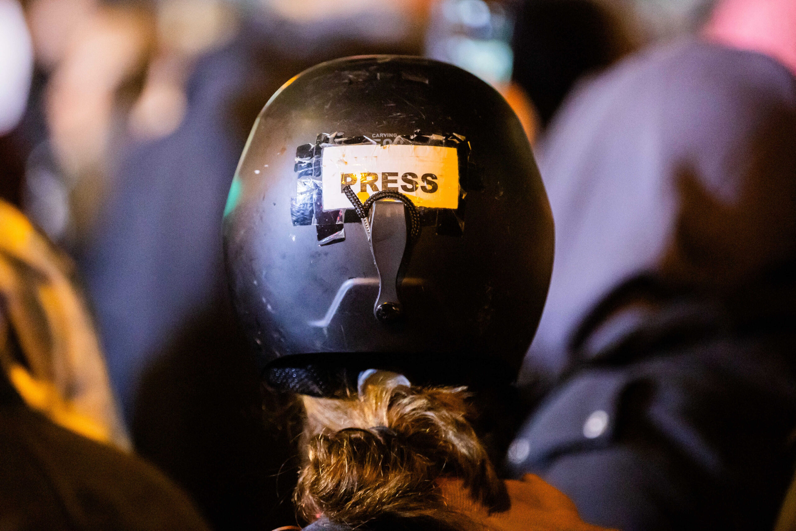 Reporterin mit Helm