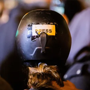Reporterin mit Helm