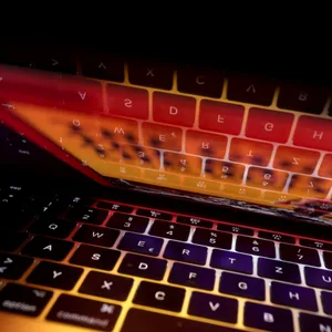 Ein Laptop mit sich im Bildschirm spiegelnder Tastatur