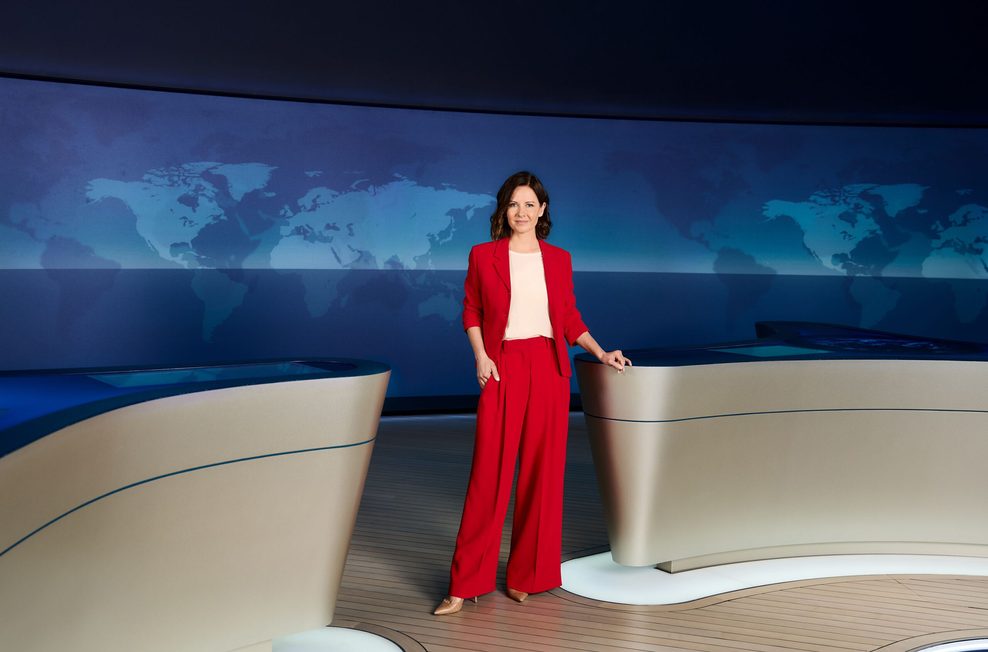 Die neue 20-Uhr-"Tagesschau"-Sprecherin Romy Hiller steht im Studio.