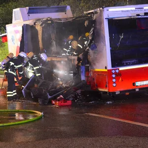 Der Verkaufsanhänger ist auf der B5 in Hamburg-Billstedt komplett ausgebrannt.