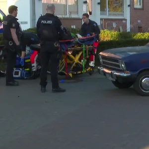 Der Fahrer des Opel Kadett hat in Rellingen bei Hamburg einen 78-jährigen Radfahrer übersehen und angefahren.