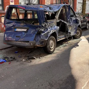 Eins der 16 von dem Lkw-Fahrer gerammten Autos in Hamburg-Wilhelmsburg.