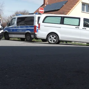 Leichenwagen vor Haus