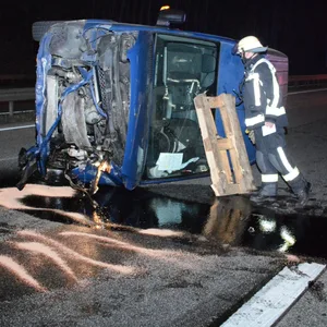 Unfall auf der A24 nahe Hamburg: Ein Transporter hat sich nach einem Reifenplatzer überschlagen.