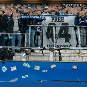 Vuskovic mit HSV-Fans auf der Nordtribüne