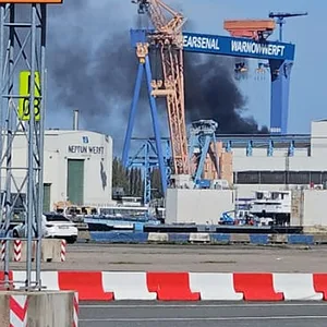Eine Rauchwolke über dem Warnemünder Hafen